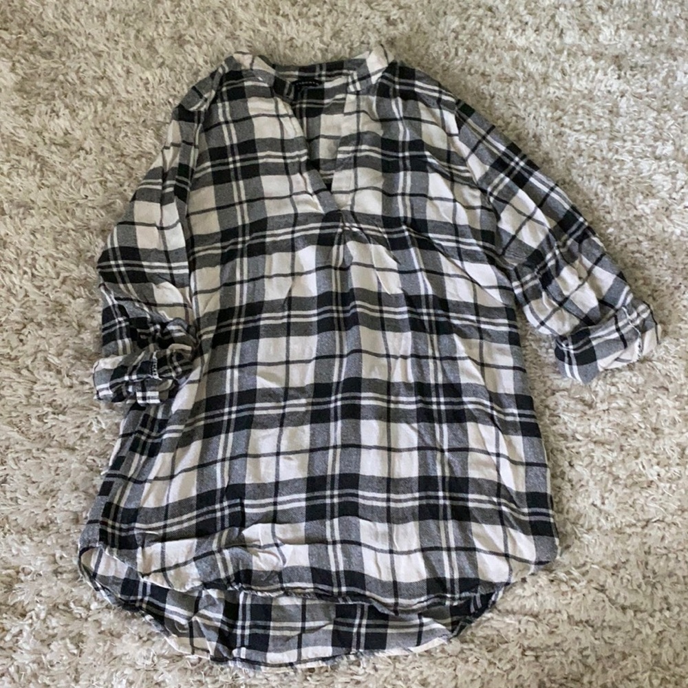 Asymmetric V-neck Plaid Tee
